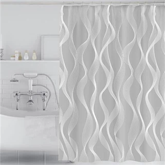 Полосатая занавеска для душа в ванной